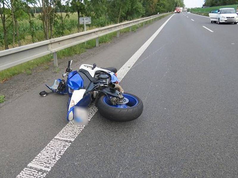 Tragická srážka motocyklu a auta na R35 u Mladče