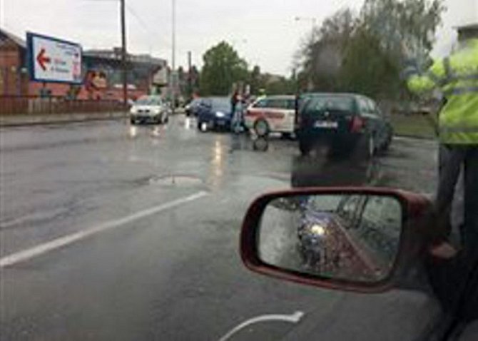 Nehoda dvou aut zbrzdila provoz v Pasteurově ulici v Olomouci