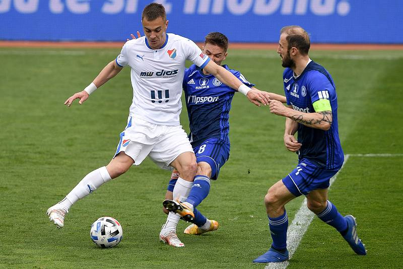 Utkání 29. kola první fotbalové ligy: Sigma Olomouc - Baník Ostrava, 24. dubna 2021 v Olomouci. (zleva) Filip Kaloč z Ostravy a David Houska z Olomouce.