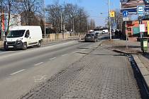 Pasteurovou ulicí v Olomouci vede výpadovka z centra směrem na Šternberk a k olomoucké zoo, únor 2023