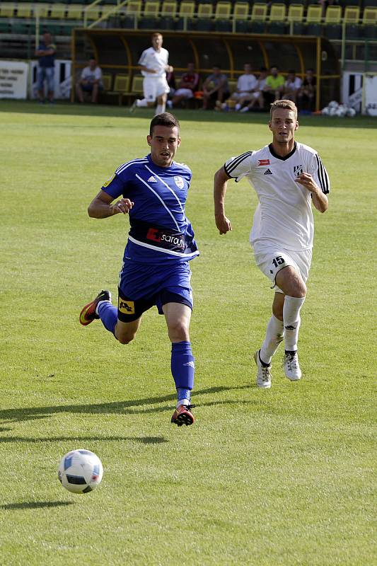 Fotbalisté HFK Olomouc (v bílém) porazili Frýdek-Místek 2:0