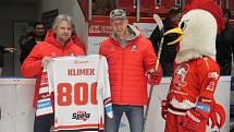 Hokejisté HC Olomouc se v plecharéně společně s fanoušky loučili se sezonou 2021/2022. Lukáš Klimek (uprostřed)