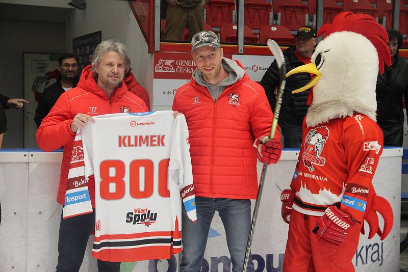 Hokejisté HC Olomouc se v plecharéně společně s fanoušky loučili se sezonou 2021/2022. Lukáš Klimek (uprostřed)