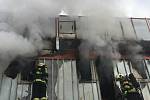 K požáru v areálu pily v Uničově vyrazilo ve čtvrtek pět hasičských jednotek