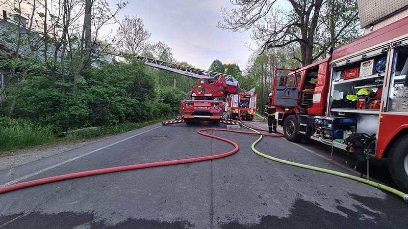 Zásah hasičů u požáru rodinného domu v Raškově, pátek 13. května 2022.