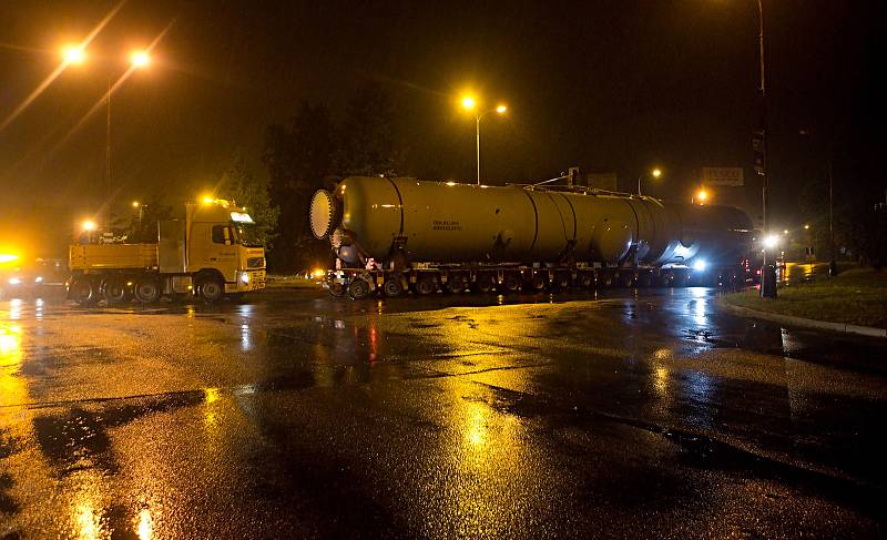 Nadměrný náklad "obří plechovky" coby nového separátoru pro JE Temelín projel Zlínským a Olomouckým krajem