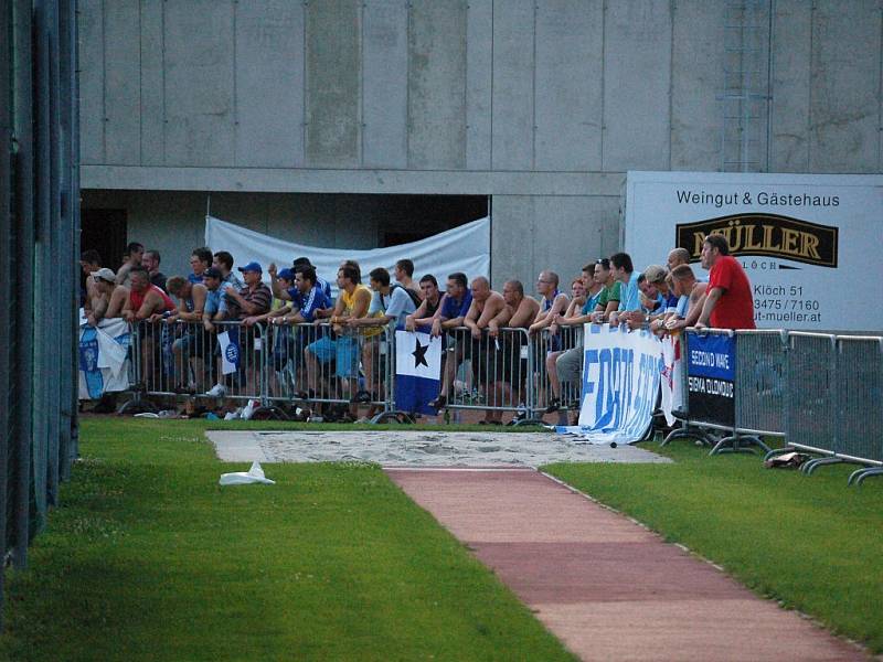 Tým přijelo povzbudit několik desítek skalních fanoušků