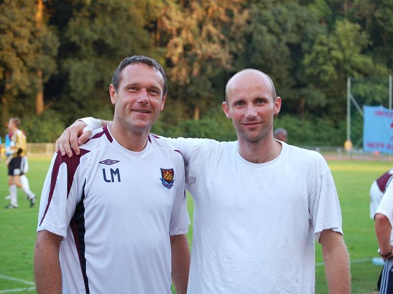 Trenérem brankářů londýnského týmu není nikdo jiný než Luděk Mikloško (vlevo). Tomáš Lovásik toho využil a nechal se s bývalým českým reprezentantem vyfotit.