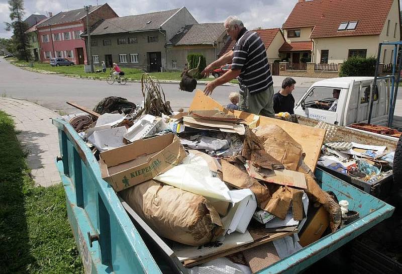 Úklid škod po přívalovém dešti ve Slavoníně