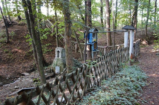 Studánka Svatá voda u Choliny - stav před rekonstrukcí