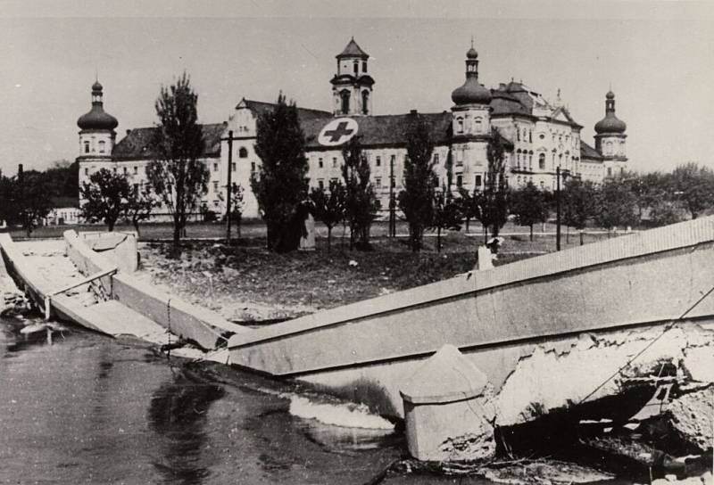 Zničená lávka přes Moravu u Klášterního Hradiska. Květen 1945