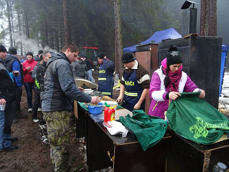 S bahnem a špatným počasím zápasili návštěvníci i organizátoři tradiční akce Silvestrovská bouda.