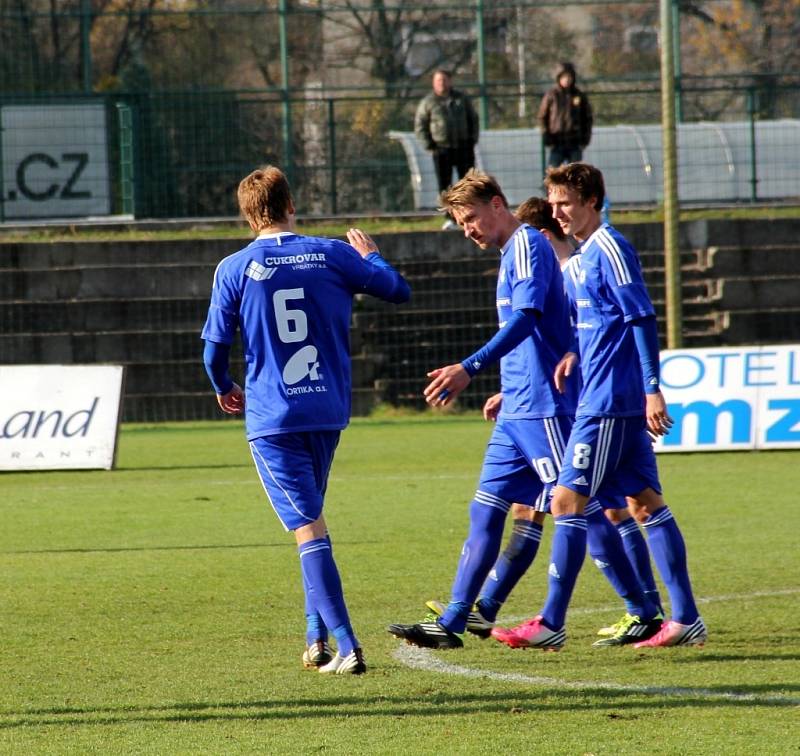 Fotbalisté Sigmy Olomouc B (v modrém) porazili v zápase 14. kola MSFL Hlučín 2:1.