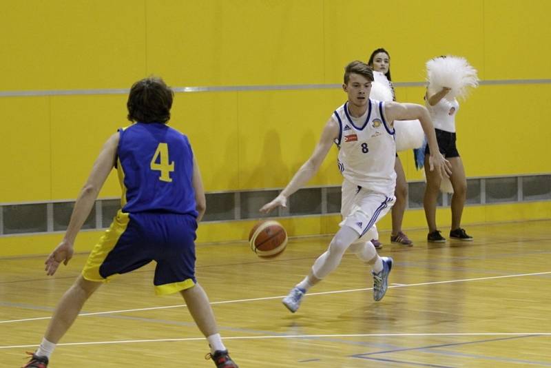 Olomoučtí basketbalisté (v bílém) proti Zlínu