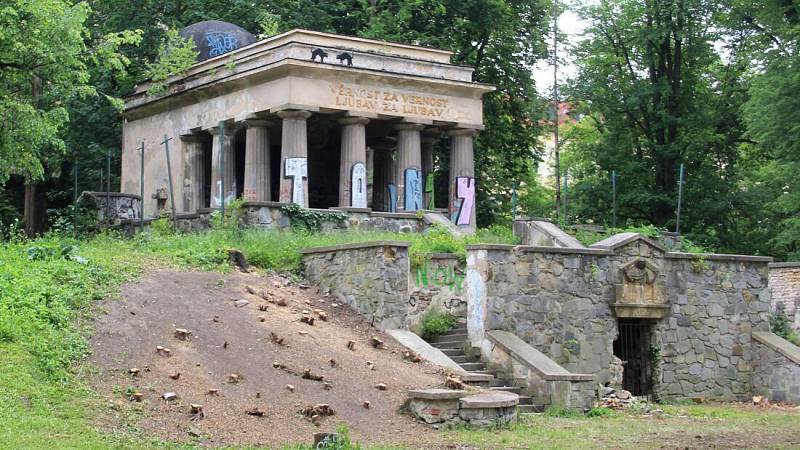 Jihoslovanské mauzoleum před zahájením rekonstrukce v květnu 2016