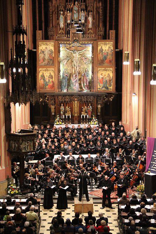 Chrámem sv. Mořice v Olomouci znělo v neděli večer zpracování církevní básně Stabat Mater od Gioacchina Rossiniho v podání orchestru a sboru řízených Tomášem Kláskem.