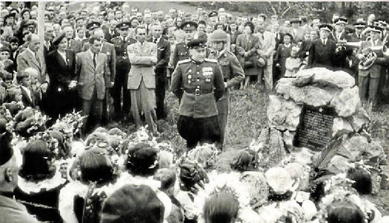 Odhalení památníku v roce 1948. Na počest letci Tabačnikovovi, který byl sestřelen 9. května 1945 v Litovli nad Komárovem.