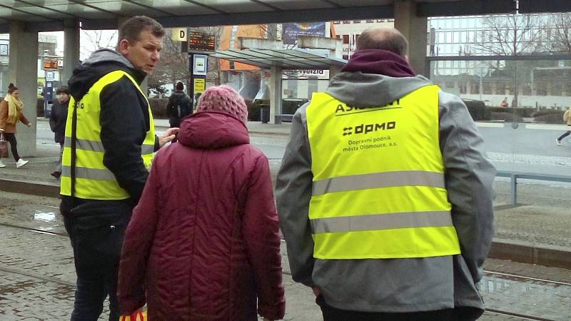 Cestujícím před olomouckým nádražím radí informátoři z olomouckého dopravního podniku. Přestavba mostu uzavřela Masarykovu ulici. 2. března 2020