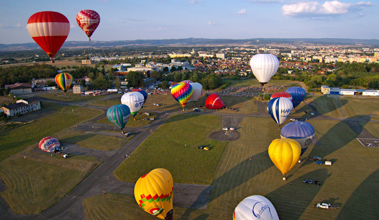 Nad Olomouc se vzneslo hejno balonů. Podívejte se na barevnou show -  Olomoucký deník