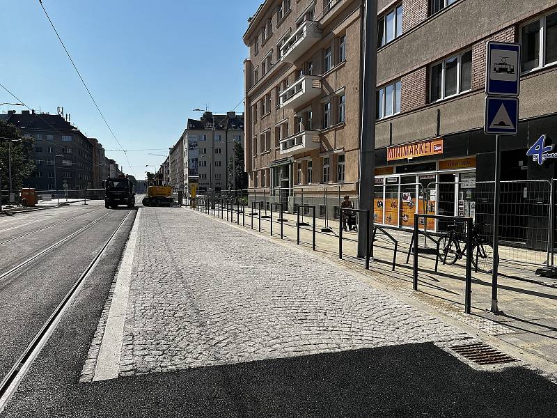 Masarykova třída v Olomouci, na snímku nová tramvajová zastávka tzv. vídeňského typu, 26. června 2022