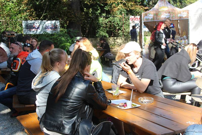 Festival plný netradičních pokrmů Extreme food festival v areálu Letního kina v Olomouci.