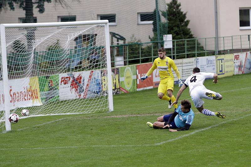 Fotbalisté 1. HFK Olomouc prohráli s Líšní (v bílém) 1:7