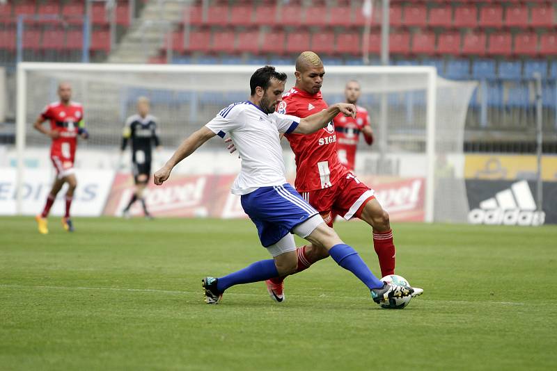 Olomoučtí fotbalisté (v červeném) porazili v přípravě druholigový Šamorín 3:0Antonio Romero (v červeném)