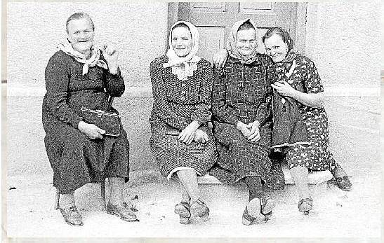 Nedělní přáslavické sedánky. V roce 1946 před domem Marie Prečové. Zprava: Olga Doleželová, Marie Prečová, Anna Kubáčová, Amálie Tomečková.