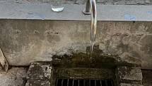 Ve Slatinicích je možnost čerpat vodu ze sirných pramenů hned na několika místech, červen 2022