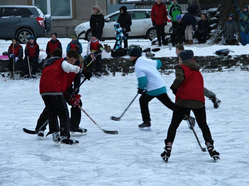 Hokejisté se na lašťanském rybníku utkali v prvním ročníku hokejových her Winter classic games.