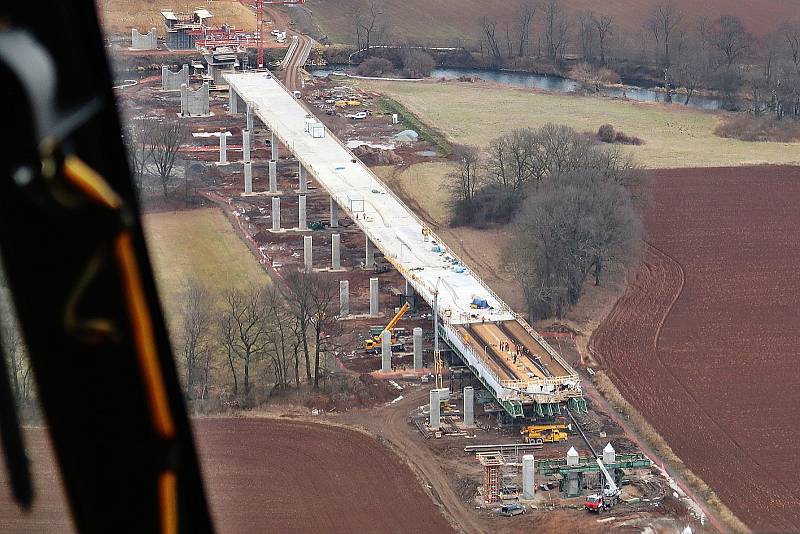 Stavba dálnice D35 od Hradce Králové do Ostrova u Vysokého Mýta. Tam se provizorně napojí na státovku I/17 z Chrudimi do Vysokého Mýta