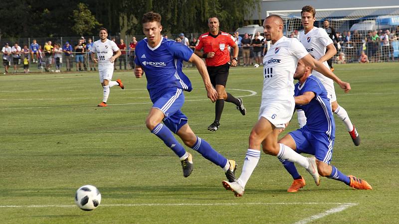 Baník (v bílém) porazil ve 2. kole MOL Cupu Uničov na jeho hřišti 2:0.