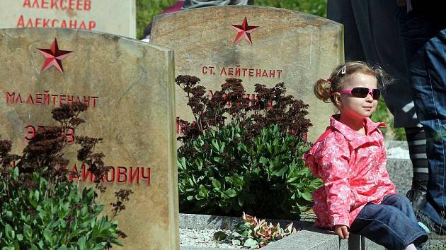 Hroby sovětských vojáků na olomouckém hřbitově v Neředíně