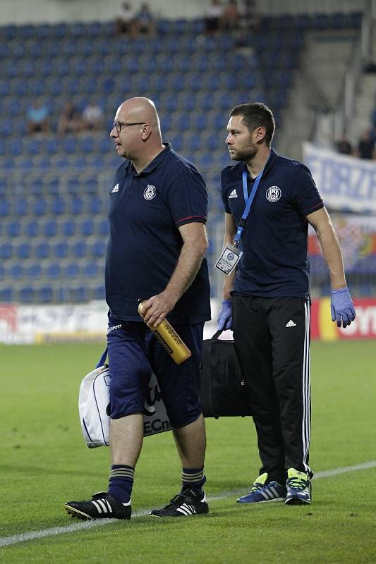 Olomoučtí fotbalisté (v červeném) remizovali se Slováckem 0:0Kamil Skopal, fyzioterapeut (vlevo) a Jiří Lošťák, lékař - Sigma Olomouc