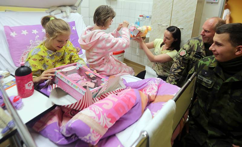 Dětem, která stráví Vánoce v nemocnici, nadělili dárky vojáci aktivních záloh.
