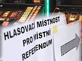 Referendum o hazardu. Ilustrační koláž