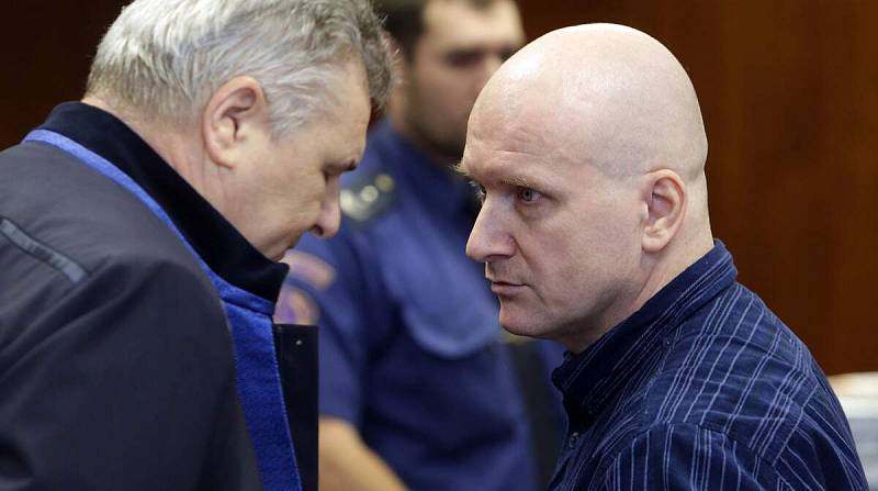 Hlavním míchačům metanolové směsi Rudolfu Fianovi (vpravo) a Tomáši Křepelovi Vrchní soud v Olomouci v roce 2015 potvrdil doživotní tresty