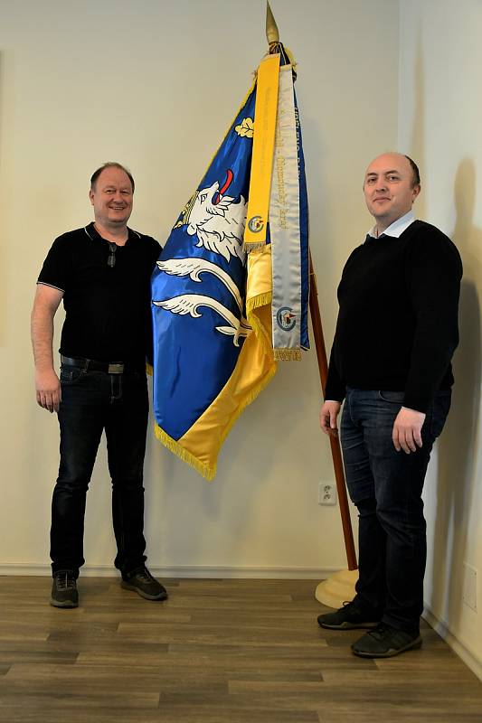 Místostarosta Miroslav Kokoška (vlevo) a starosta Josef Šenk s vlajkou obce
