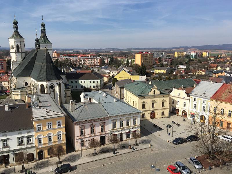 Vylidněné Masarykovo náměstí v uzavřeném Uničově. Pondělí 16. března 2020 dopoledne