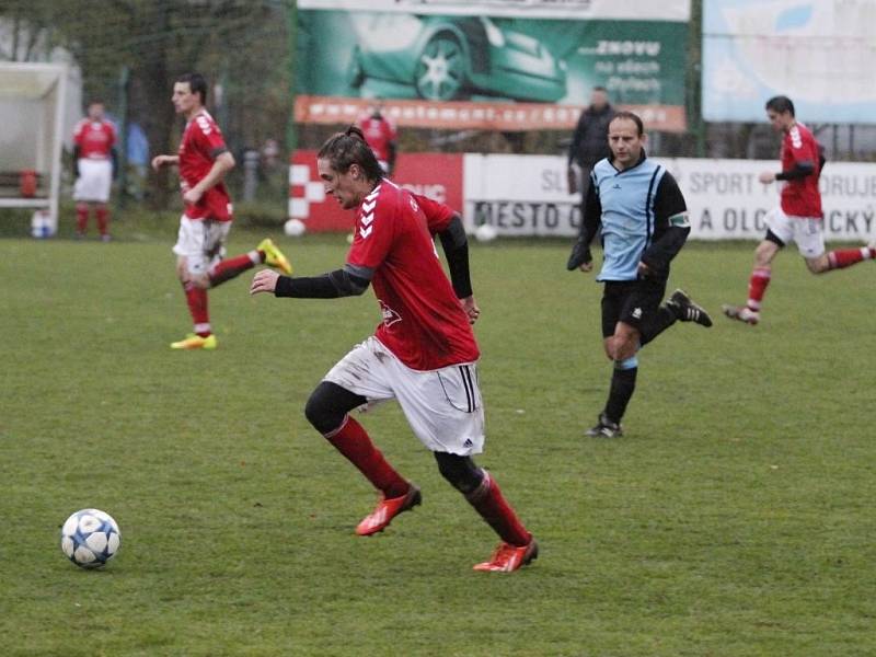 Fotbalisté Slavonína (v červeném) porazili Plumlov 2:0.