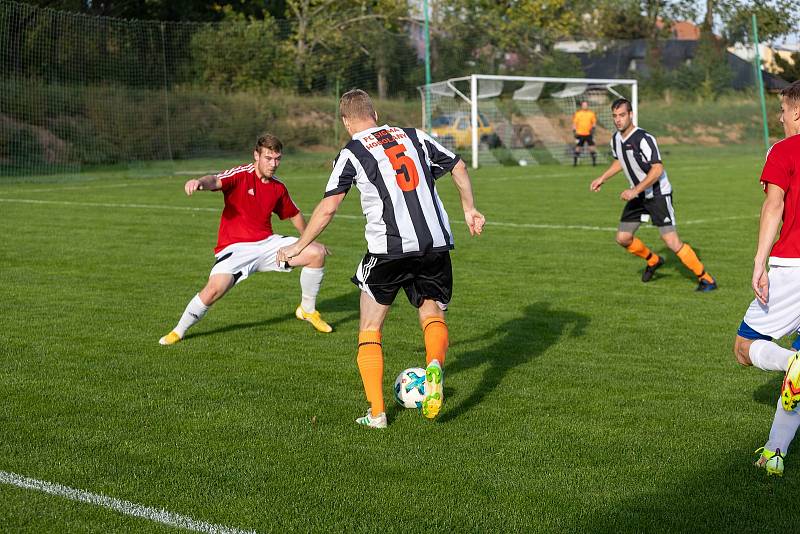 Fotbalisté Hodolan (v pruhované) porazili Červenku 5:1