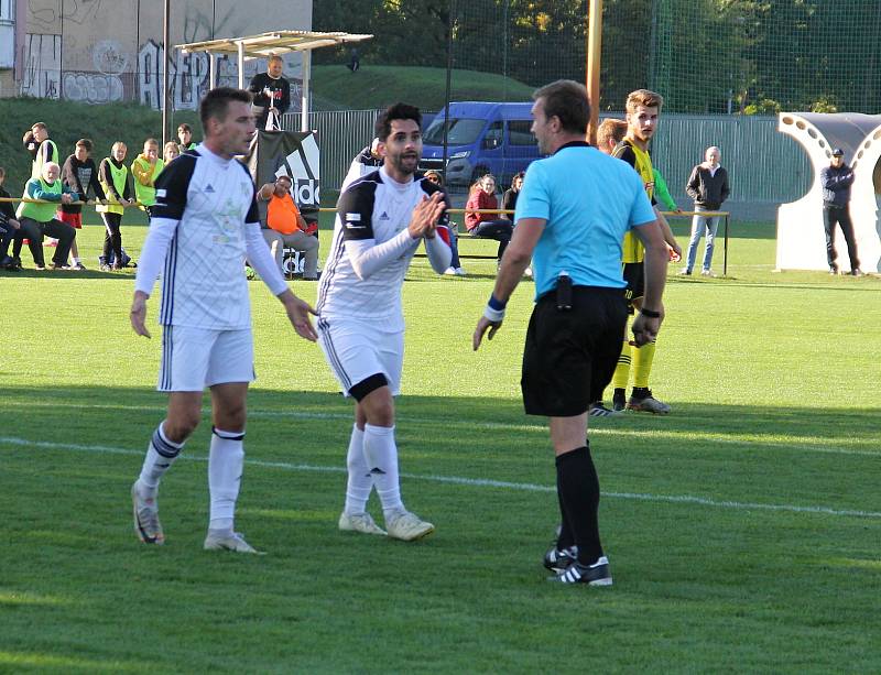 Nové Sady (ve žlutém) prohráli v olomouckém divizním derby s 1. HFK Olomouc doma 3:4.