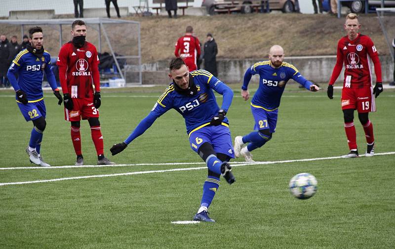 Sigma (v červeném) porazila v přípravě Jihlavu 3:1.