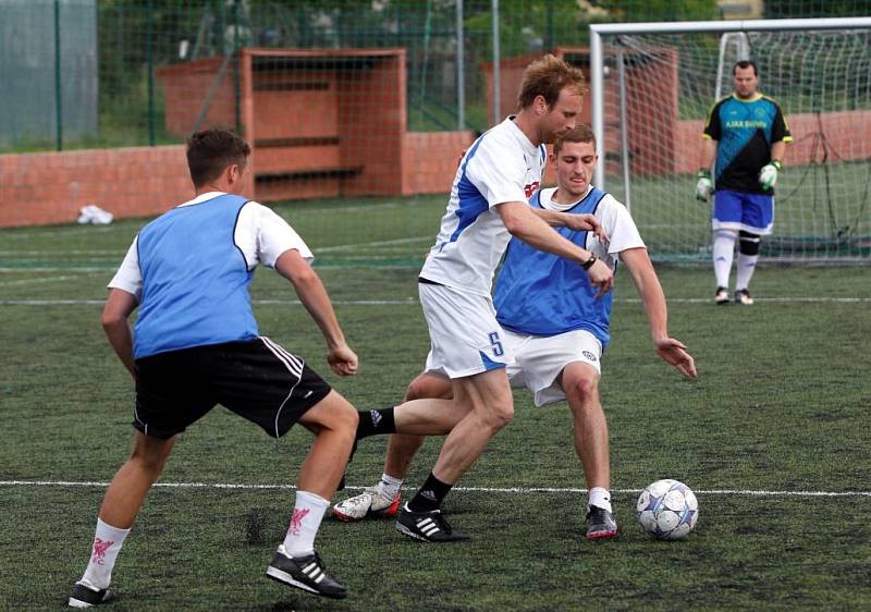 Chelsea Cup 2014 ovládli hráči FC Holice (v bílém).