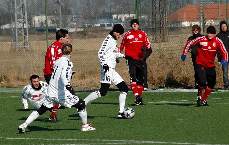 Fotbalisté 1. HFK Olomouc (v bílém) porazili v přípravě Třinec 2:1