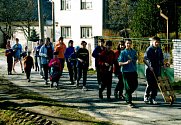 KLAPAČI. Velikonoční hrkání dětí v Řídeči v dubnu v roce 1992. Tato tradice funguje v obci od roku 1946, kdy byla obec osídlena českými obyvateli.