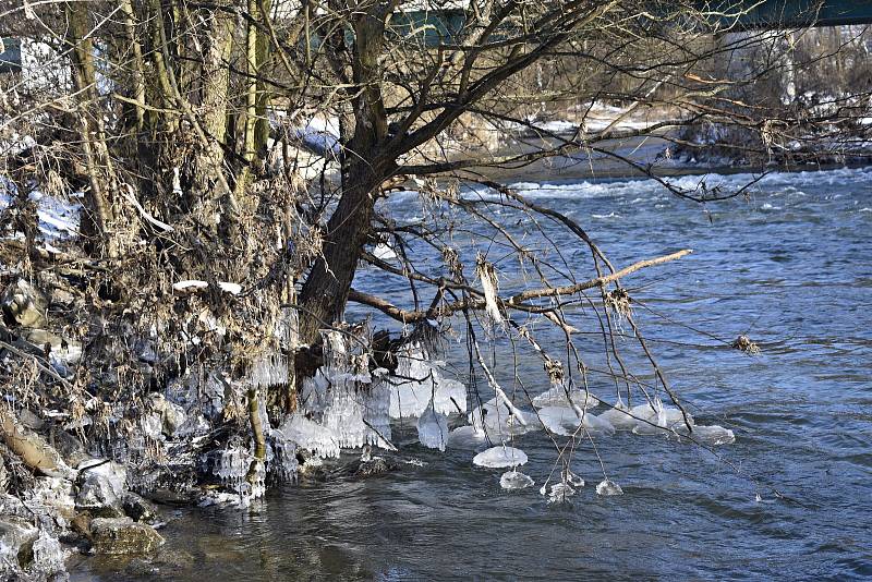 Ledovou krásu vyrobil proud řeky Moravy u železničního mostu v Moravičanech.