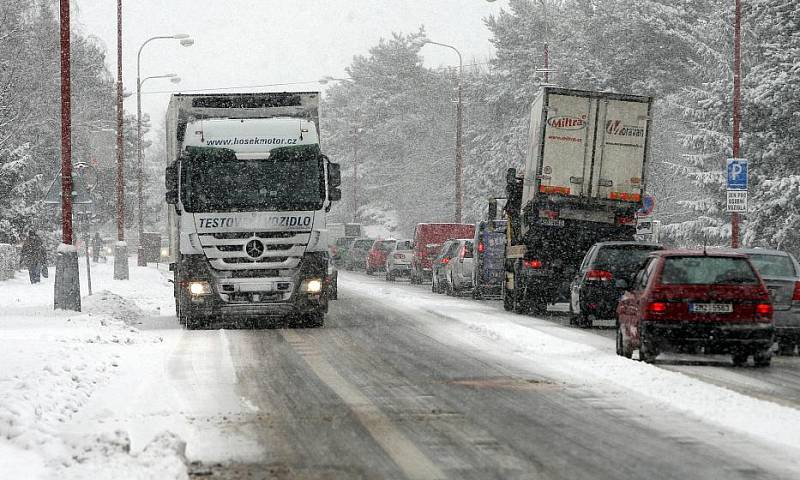 Kolony zavřeného úseku R35 na objížďce v Oseku nad Bečvou 