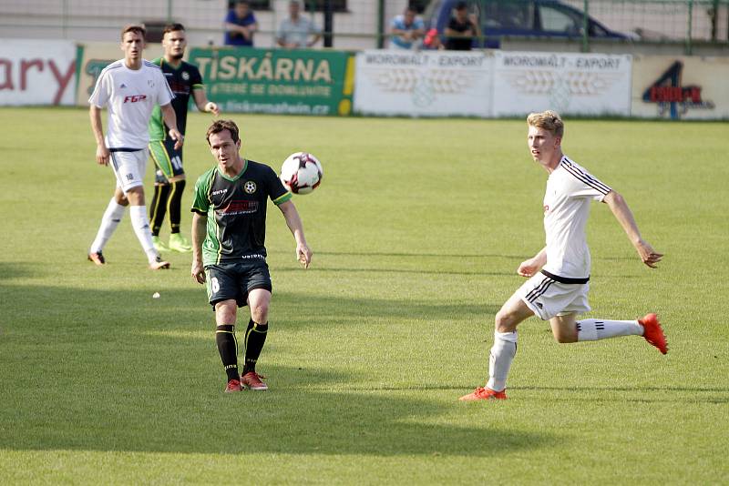 Fotbalisté 1. HFK Olomouc (v bílém) prohráli s Petřkovicemi 0:2