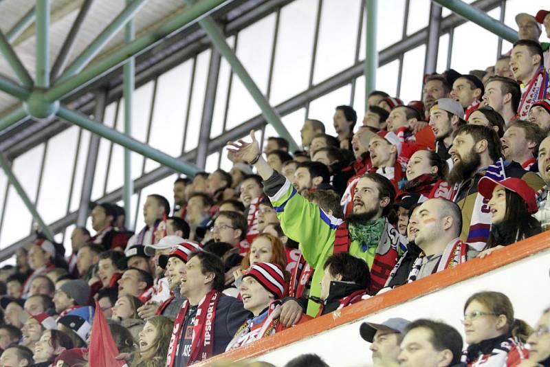 Olomoučtí hokejisté (v bílém) porazili ve čtvrtém utkání čtvrtfinále Plzeň 2:1. Stav série je 3:1 pro Plzeň.